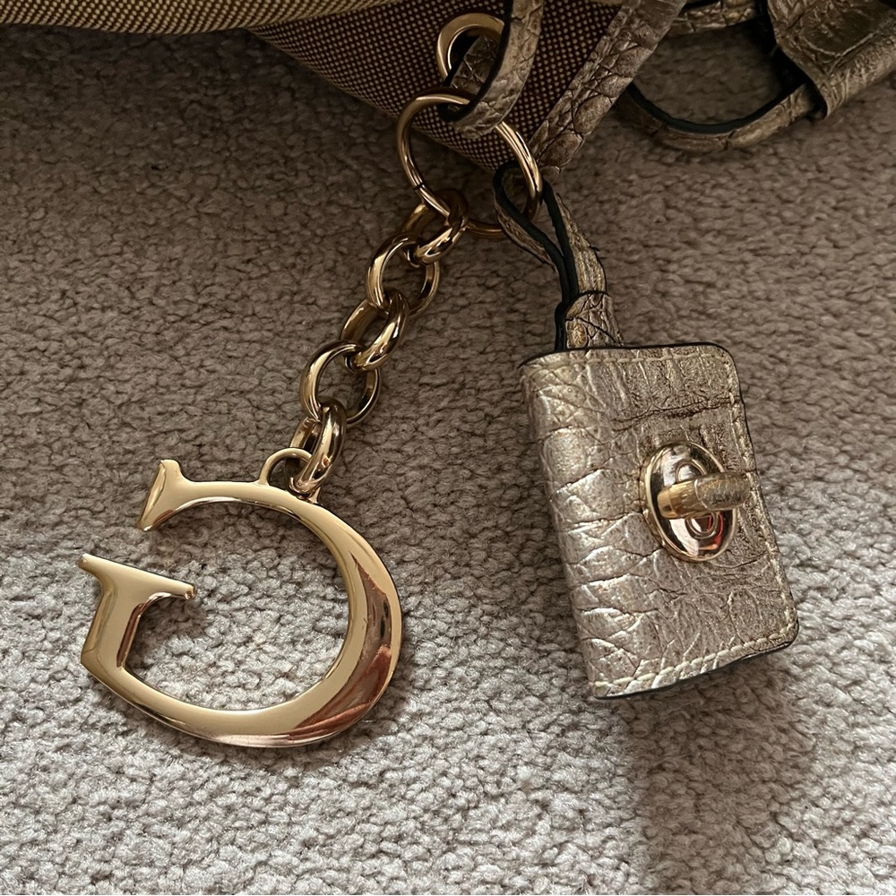Guess Bucket Handbag Gold Metallic Backpack Keychain Accessories - Picture 5 of 7